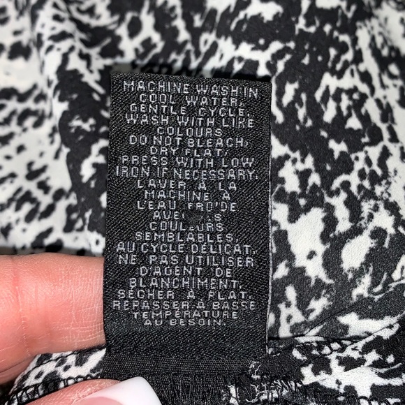 Kenneth Cole Printed Black/White blouse - L - Picture 7 of 7